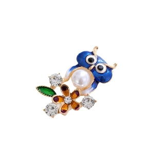 Broche chouette élégante en émail bleu avec perle blanche et cristaux sur placage doré