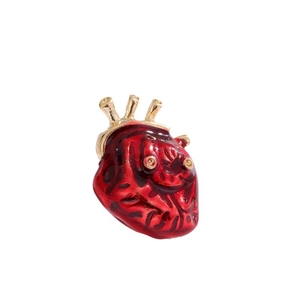 Broche cœur anatomique en émail rouge et alliage doré sur fond blanc pur