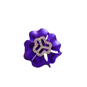 Broche fleur violette mate haut de gamme avec strass brillants pour accessoires femme