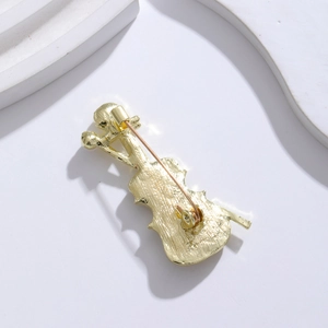 Élégante broche violon dorée vue de dos avec mécanisme de fermeture en métal robuste