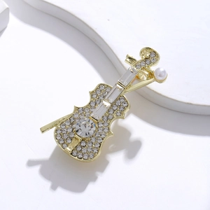 Détail macro d'une broche violon avec strass brillants et une perle blanche élégante