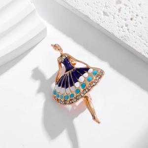 Detail der Ballerina-Brosche mit blauem Emaille-Kleid und funkelnden Kristallsteinen