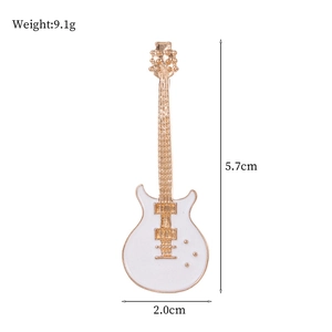Spilla vintage a forma di chitarra in smalto bianco e lega d'oro per amanti musica