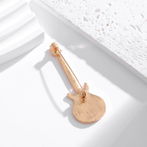 Spilla vintage a forma di chitarra elettrica in oro rosa con trama in metallo spazzolato