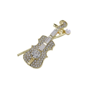 Broche violon dorée élégante ornée de cristaux scintillants et perle sur fond blanc
