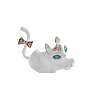 Spilla gatto elegante in smalto bianco con occhi di gemme verdi e strass brillanti