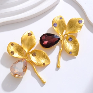 Vintage gold four-leaf plant brooch with pear-cut crystal and sparkling rhinestones