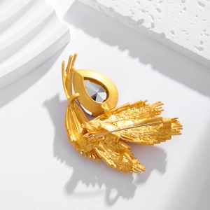 Elegant gold wheat-shaped brooch with pear-cut crystal and matte metal finish