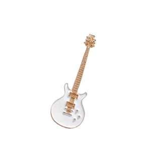 Spilla per chitarra elettrica in smalto bianco con dettagli metallici dorati per strumenti