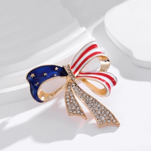 Eleganter US-Flaggen-Schleifenbrosche mit funkelnden Kristallen und Emaille-Finish