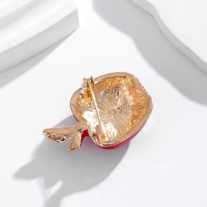 Broche pomme rouge 3D élégante avec base en alliage doré et fermoir de sécurité