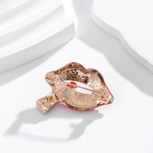 Broche créative lèvres rouges et rouge à lèvres en métal doré avec fini brillant
