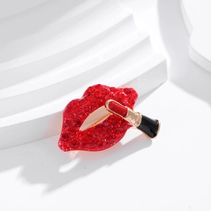 Broche lèvres en strass rouges avec détail rouge à lèvres sur plateau blanc