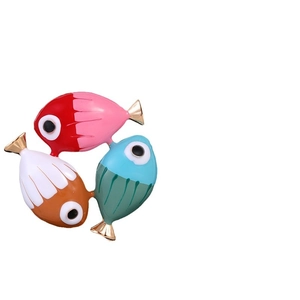 Spilla smaltata con tre piccoli pesci colorati in design rotondo con finitura oro