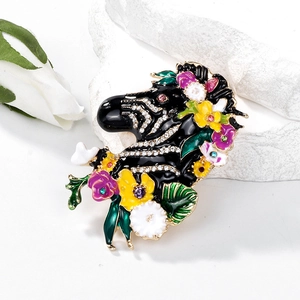 Spilla a testa di zebra con fiori in smalto colorato e accenti di cristallo scintillanti