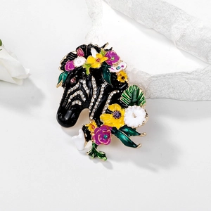 Squisita spilla a testa di zebra con fiori smaltati colorati e strass scintillanti