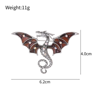 Spilla drago mitico con ali smaltate e cristalli colorati, misura 6,2 cm per 4,0 cm