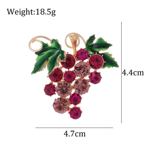 Broche raisin dorée élégante avec cristaux roses et violets pour décor de manteau