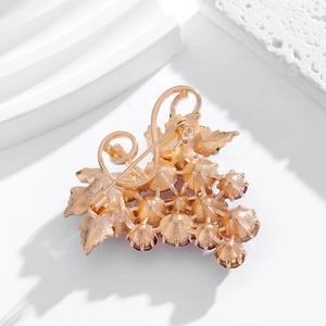 Broche élégante en forme de grappe dorée avec strass violets et fermoir de sécurité