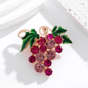 Vue détaillée d'une broche raisin avec cristaux violets et feuille d'émail sur doré