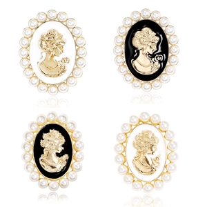 Broche camée portrait baroque avec bordure en perles et relief doré pour pull élégant