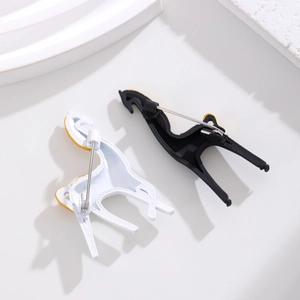 Ensemble de broches cerf en émail noir et blanc avec support d'épingle en métal de qualité