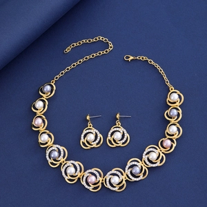 Parure de bijoux dorés en forme de fleurs avec perles colorées et strass brillants