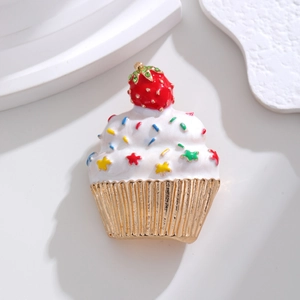 Broche cupcake à la fraise festive avec émail coloré et base en métal doré