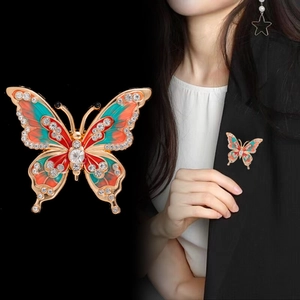 Makro-Detail der Emaille-Schmetterlingsbrosche mit Kristallen und Model-Trageansicht