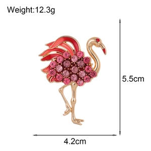 Elegante flamingo broche met roze kristallen en rood emaille in goudkleurige legering