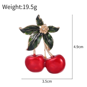 Broche créative en forme de cerise avec baies émaillées rouges et feuilles vertes dorées