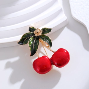 Broche cerise élégante avec cerises en émail rouge et accents de feuilles en strass