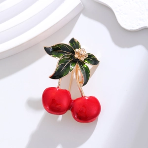 Élégante broche cerise avec baies en émail rouge et accents de cristal sur socle blanc