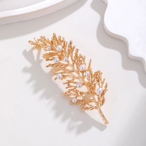 Elegante spilla a ramo di foglia dorata con perle bianche per cappotti e cardigan