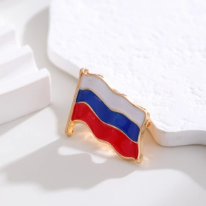 Détail du pin's drapeau russe avec design ondulé et bordure en métal doré