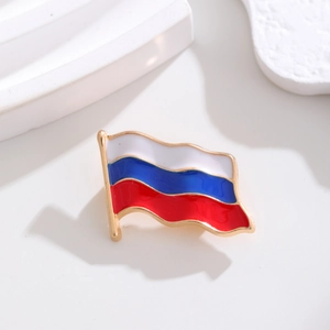 Broche drapeau russe en émail avec bordure dorée et design ondulé pour épinglette