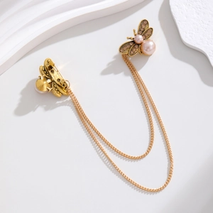 Broche abeille élégante avec perles roses et cristaux bruns sur chaîne dorée