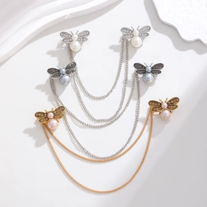 Broche abeille élégante avec perles et cristaux reliés par des chaînes multicouches