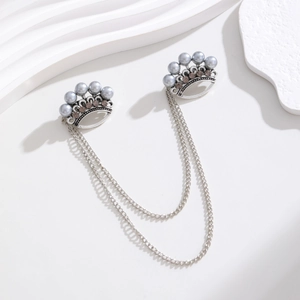 Détail de la broche vintage à double chaîne avec perles et strass marron