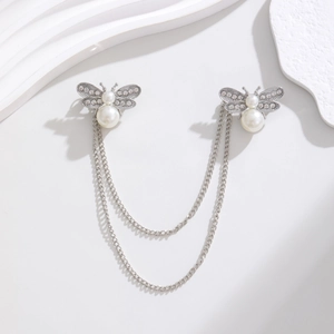 Détails de la broche abeille argentée avec strass, perles et doubles chaînes fines