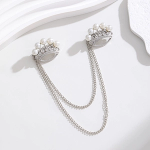 Détail de la broche couronne argentée avec double chaîne et perles pour revers de veste