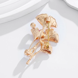 Vue arrière de la broche feuille de ginkgo dorée avec perles et fermoir de sécurité