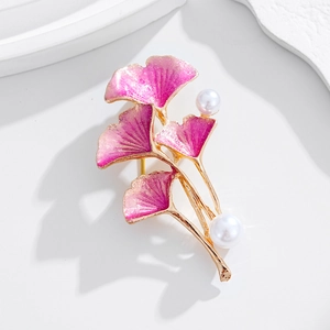 Élégante broche feuille de ginkgo dorée avec émail rose et deux perles blanches chic