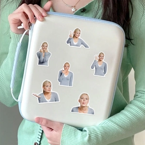 Housse d'ordinateur blanche avec autocollants emoji blonde tenue par un mannequin