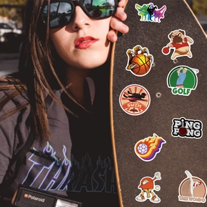Detail van vintage sportstickers op een skateboard met retro cartoon atletische ontwerpen