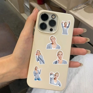 Coque iPhone blanc cassé avec autocollants de femme blonde amusante tenue à la main
