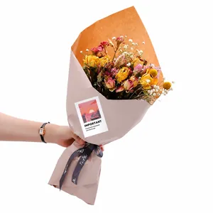 Dettaglio di un bouquet di fiori secchi con rose, gipsofila e nastro decorativo Toi & Moi