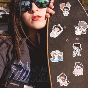 Autocollants de fille cartoon étanches sur une surface de skateboard noire pour décoration