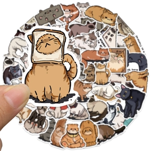 Mano che tiene simpatici adesivi di gatti cartoni animati per laptop e valigie impermeabili