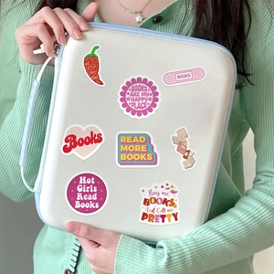 Set di 8 adesivi in PVC impermeabili a tema libresco per decorare laptop e valigie da viaggio